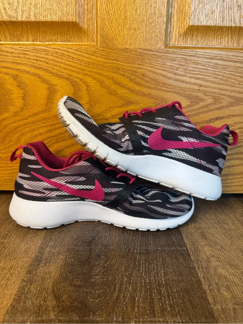 Nike Youth Size 6Y Roshe Run Tiger Camo Pink Black Sneakers GS Big Kid Girls